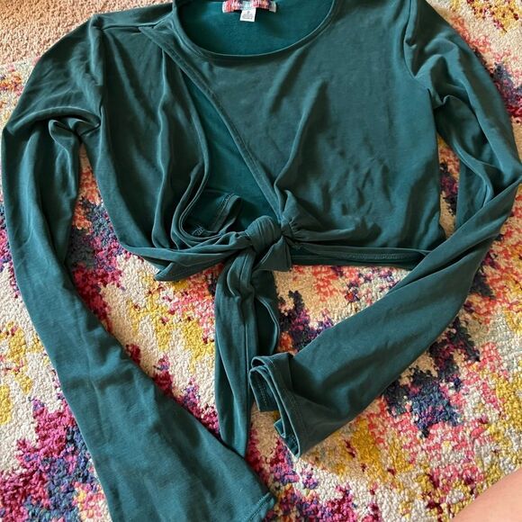 🌻HP🌻NWOT Urban Outfitters green Elle keyhole wrap crop top flare sleeves S - Picture 9 of 16